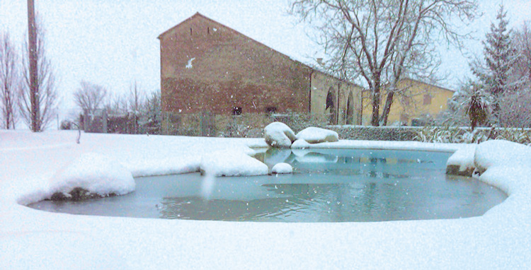 Imagen de piscina de arena con nieve